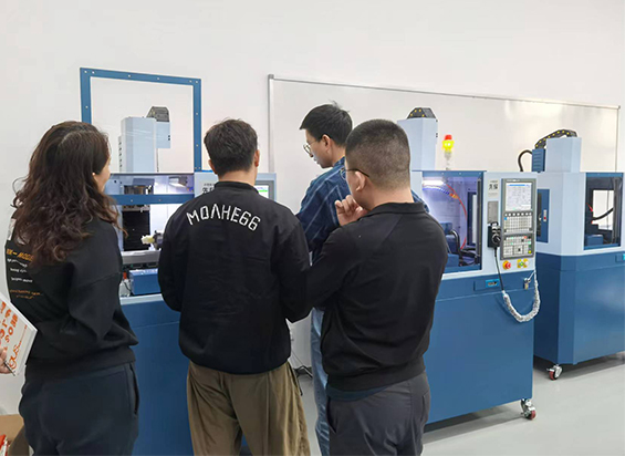 讓我們一起（qǐ）了解小型數控銑床